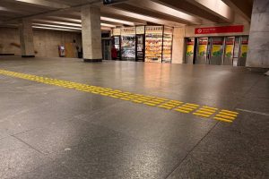 На станції метро «Олімпійська» облаштовують тактильну навігацію для пасажирів із порушеннями зору