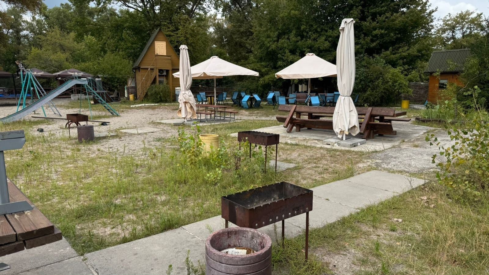 Альтанки та комунальні мережі: чому статус заказника не зупиняє втручання у територію столичного заказника “Деснянські луки” Альтанки та комунальні мережі: чому статус заказника не зупиняє втручання у територію столичного заказника “Деснянські луки”