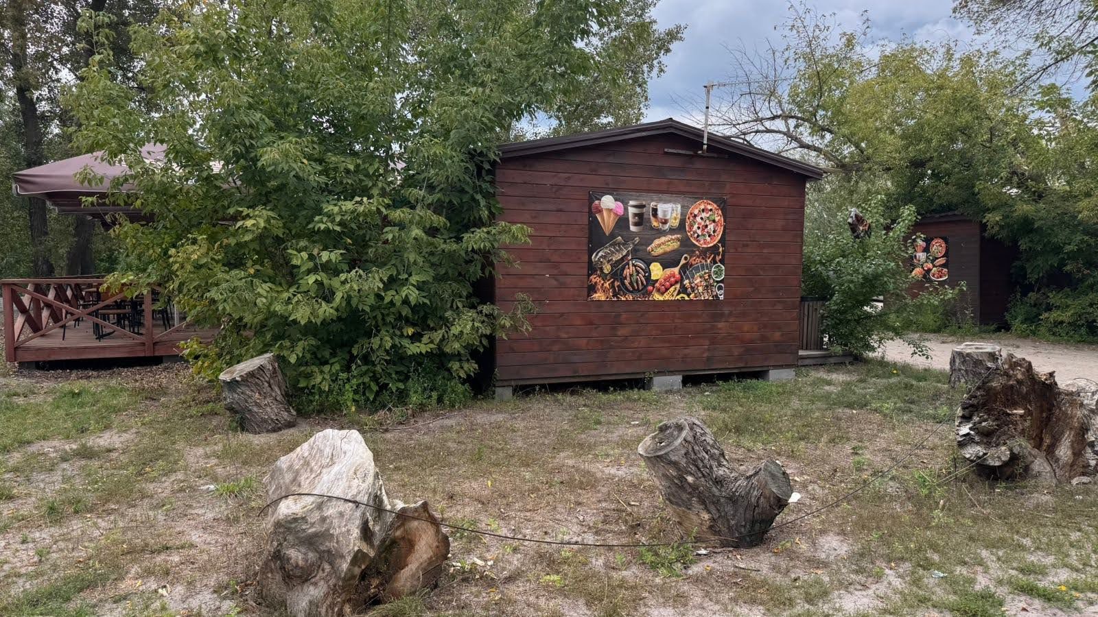 Альтанки та комунальні мережі: чому статус заказника не зупиняє втручання у територію столичного заказника “Деснянські луки” Альтанки та комунальні мережі: чому статус заказника не зупиняє втручання у територію столичного заказника “Деснянські луки”