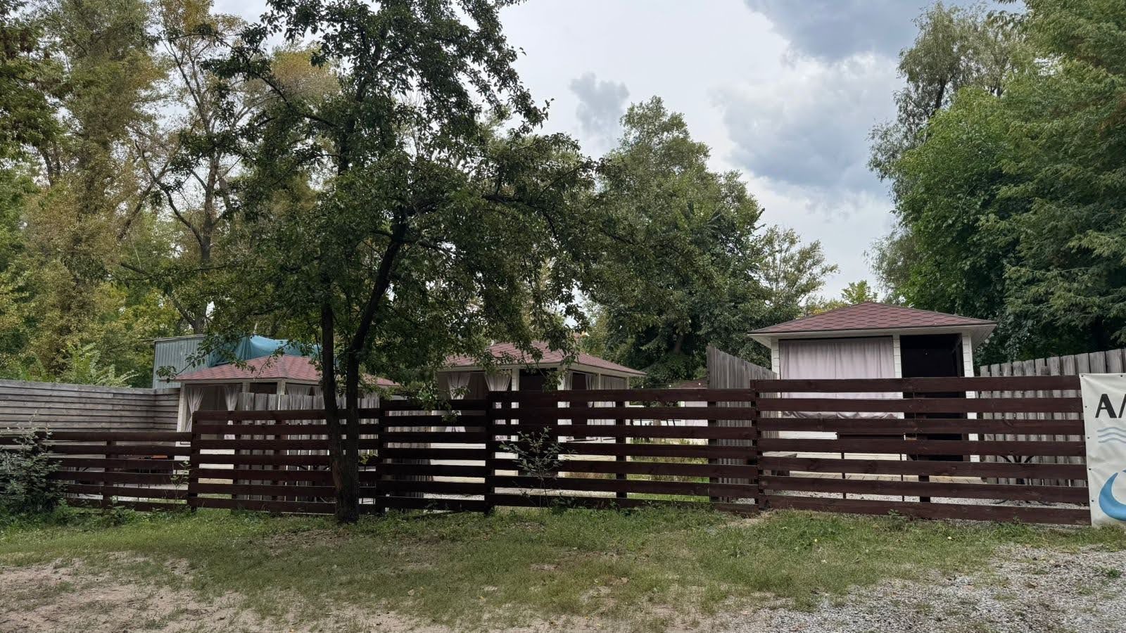 Альтанки та комунальні мережі: чому статус заказника не зупиняє втручання у територію столичного заказника “Деснянські луки” Альтанки та комунальні мережі: чому статус заказника не зупиняє втручання у територію столичного заказника “Деснянські луки”