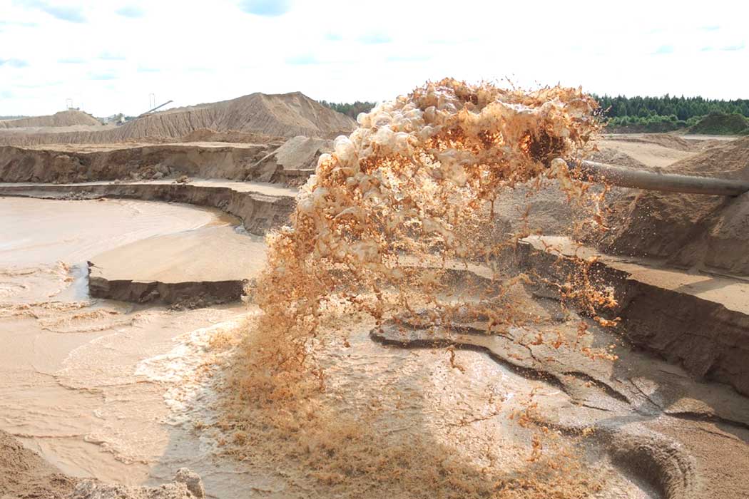 На Київщині двом компаніям дозволили перейти до видобутку піску в руслі Дніпра