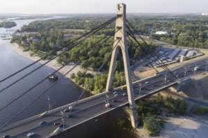 У столиці на мосту через Десенку змінили організацію руху транспорту 