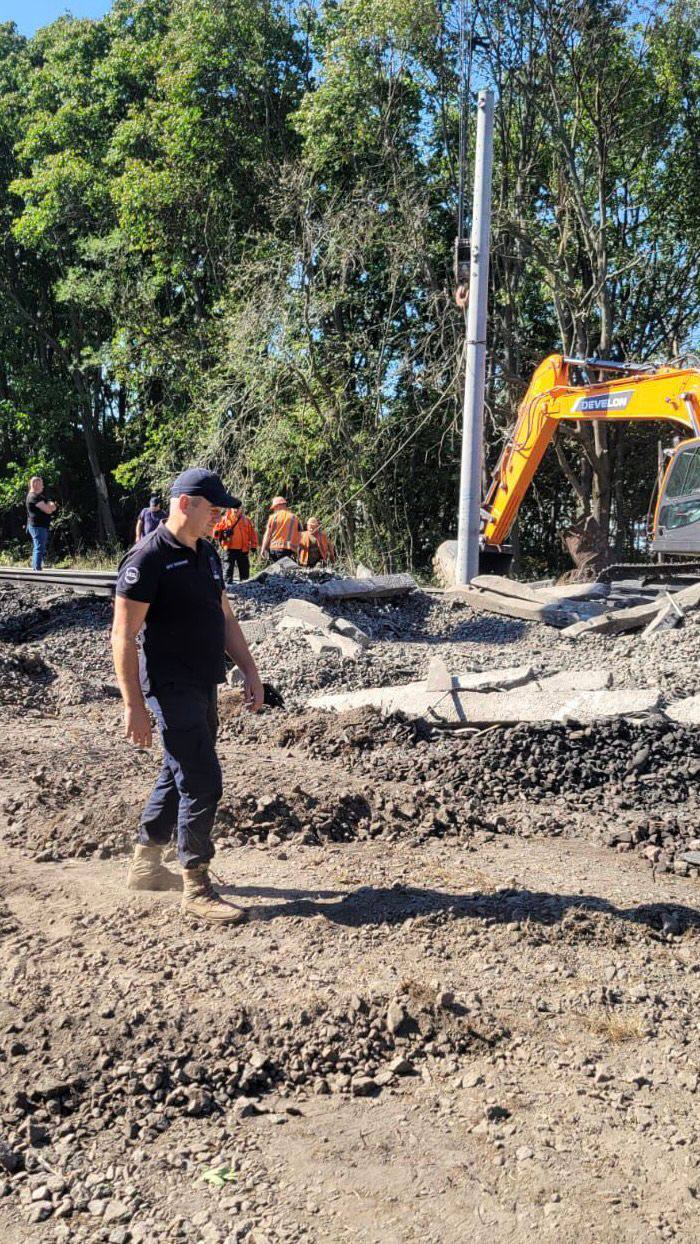 На залізничному перегоні Боярка-Васильків триває ліквідація наслідків вибуху (фото)
