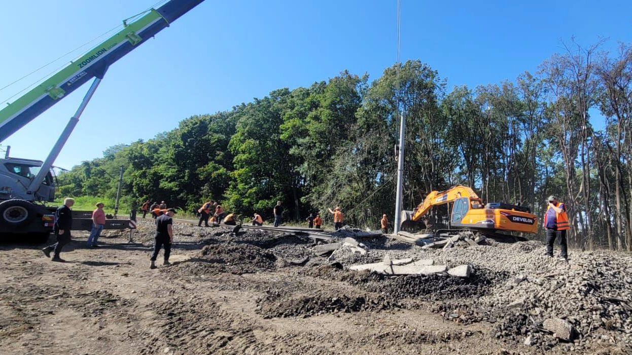 На залізничному перегоні Боярка-Васильків триває ліквідація наслідків вибуху (фото)