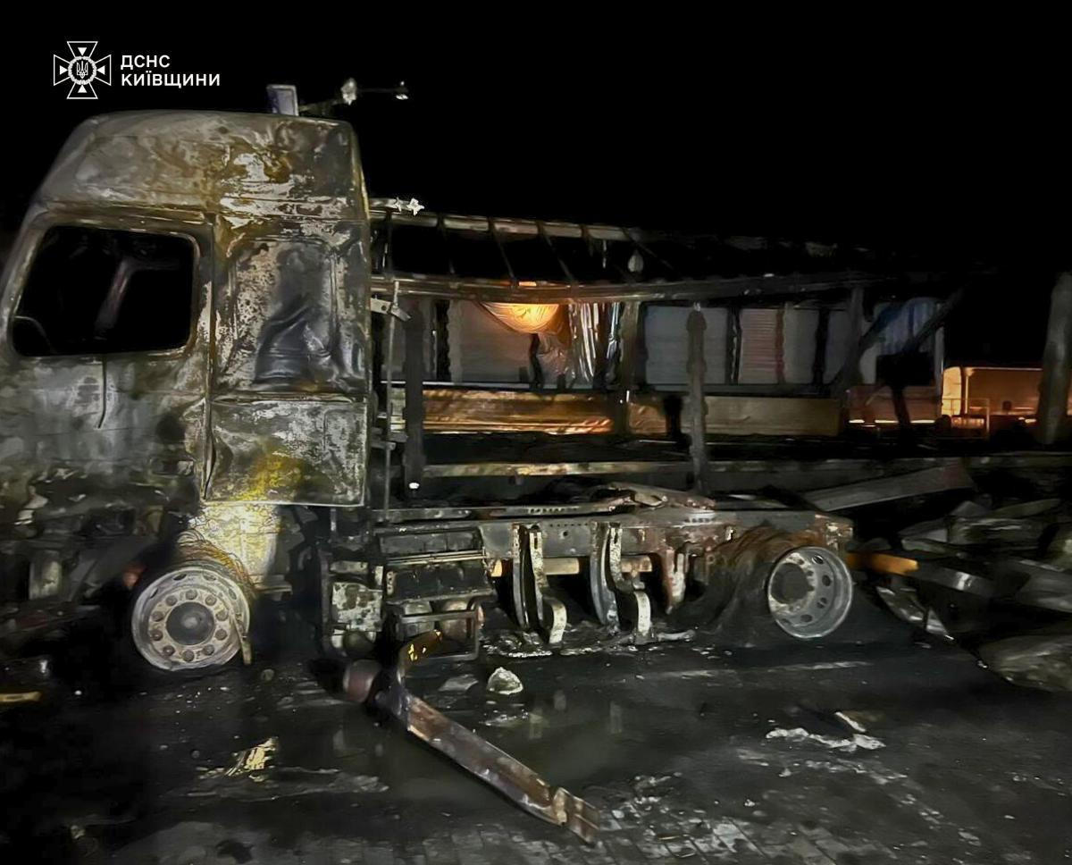 Вночі на Київщині ворог знову атакував об’єкт, на якому працювали рятувальники