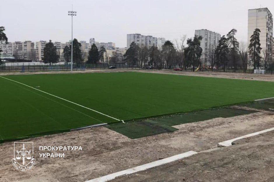 Столична прокуратура вимагає повернути 3 млн гривень за неякісний ремонт стадіону в Дарницькому районі