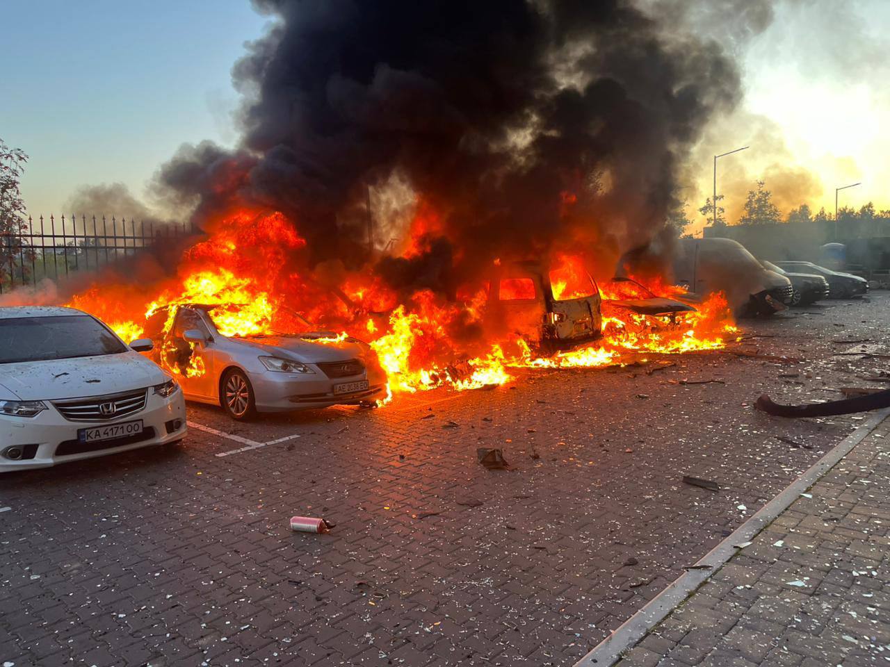 Комбінована атака на Київщину: згоріли автомобілі, будинок, пошкодження фіксуються у 3 районах