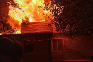 На Київщині внаслідок нічної ворожої атаки пошкоджено житло й транспорт, є поранений (фото)