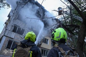Атака рф на Київ: у Соломʼянському районі пошкоджено п’ятиповерхівку, серед вбитих дитина Атака рф на Київ: у Соломʼянському районі пошкоджено п’ятиповерхівку, серед вбитих дитина