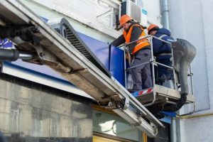 У Києві демонтовують незаконну рекламу на Оболоні, Печерську та Святошині У Києві демонтовують незаконну рекламу на Оболоні, Печерську та Святошині