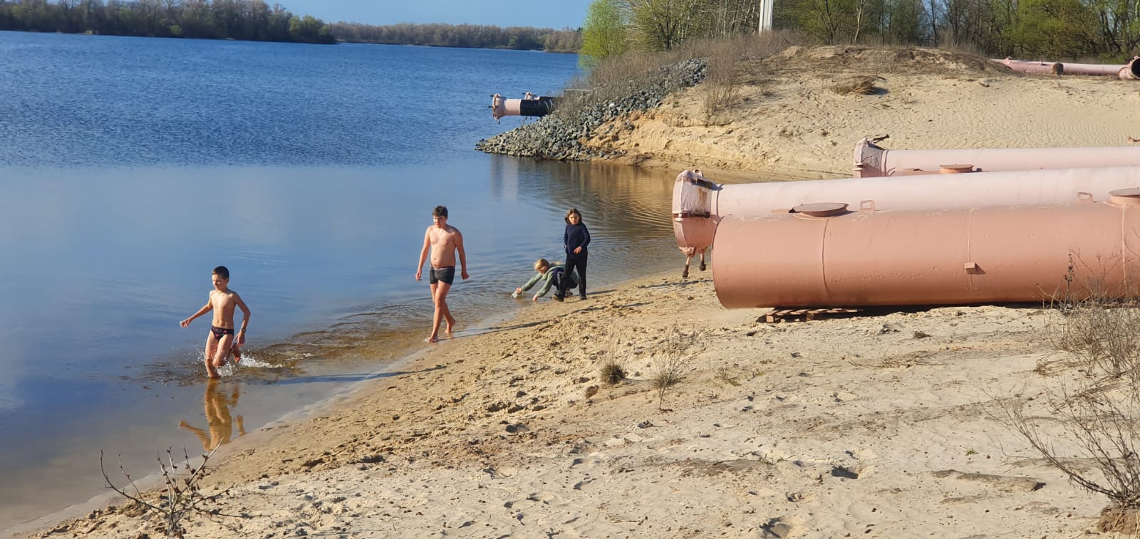 Альтанки та комунальні мережі: чому статус заказника не зупиняє втручання у територію столичного заказника “Деснянські луки” Альтанки та комунальні мережі: чому статус заказника не зупиняє втручання у територію столичного заказника “Деснянські луки”