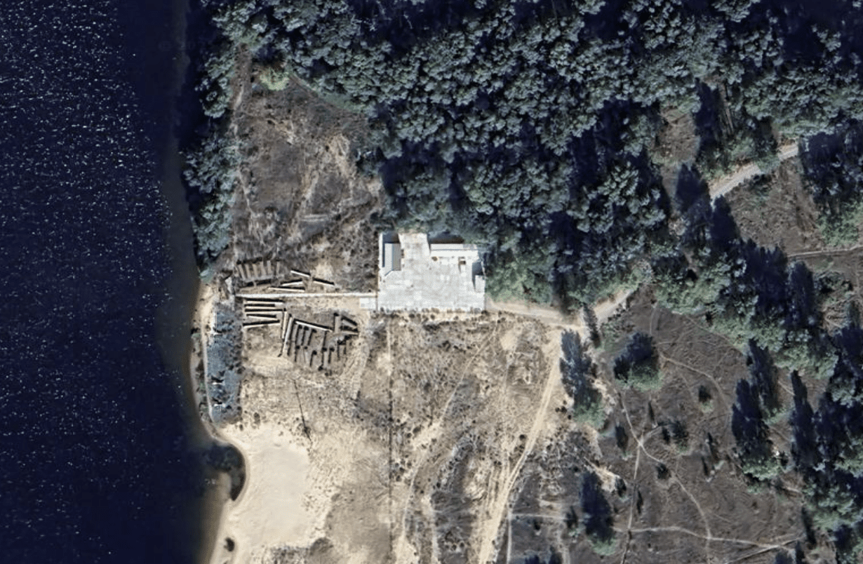 Альтанки та комунальні мережі: чому статус заказника не зупиняє втручання у територію столичного заказника “Деснянські луки” Альтанки та комунальні мережі: чому статус заказника не зупиняє втручання у територію столичного заказника “Деснянські луки”