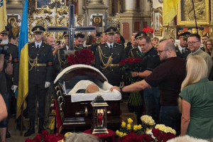 Другу добу до собору Святого Юра у Львові йдуть люди попрощатися з Андрієм Парубієм Другу добу до собору Святого Юра у Львові йдуть люди попрощатися з Андрієм Парубієм