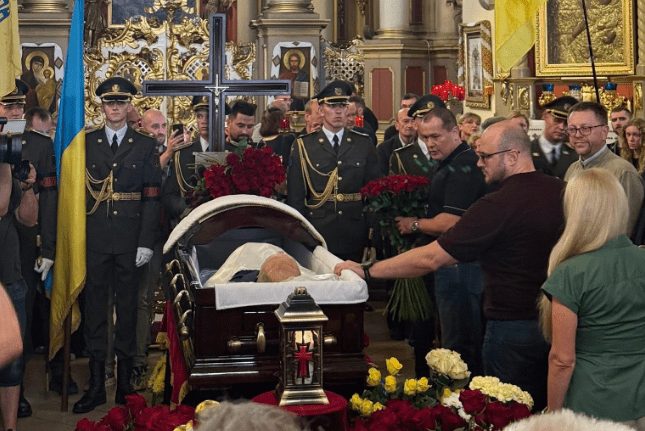 Другу добу до собору Святого Юра у Львові йдуть люди попрощатися з Андрієм Парубієм