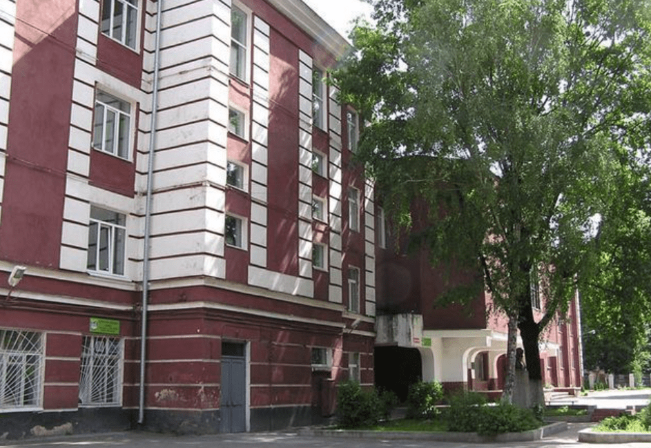 На столичному Печерську директорка не пускала дітей у школу в шортах - поліція з'ясовує обставини На столичному Печерську директорка не пускала дітей у школу в шортах - поліція з'ясовує обставини