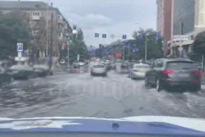 Столицю накрила сильна злива, на деяких вулицях ускладнено рух транспорту (відео)