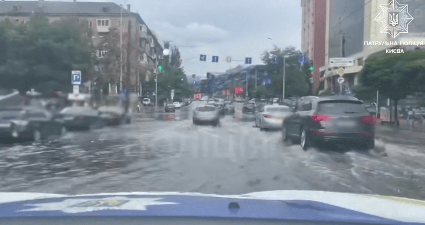 Столицю накрила сильна злива, на деяких вулицях ускладнено рух транспорту (відео)
