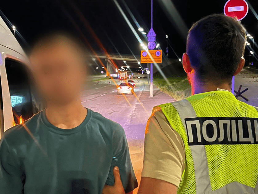 Столичні поліцейські затримали зловмисника, який пограбував військову у кав’ярні