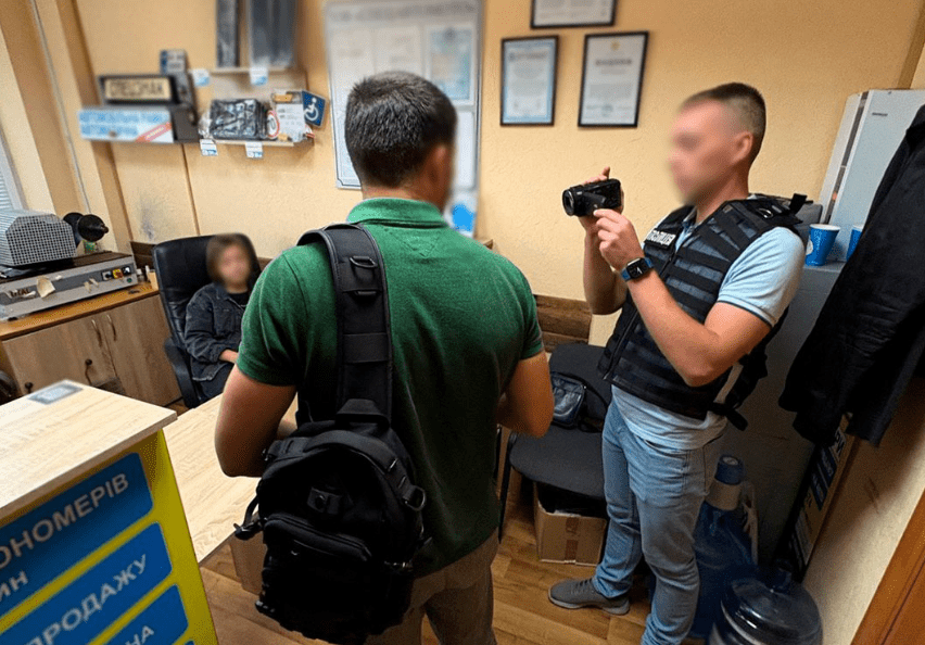 У Києві викрили групу ділків, які промишляли в автошколі (фото)