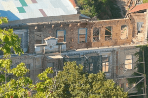 Департамент КМДА зупинив роботи на пам’ятці архітектури на Андріївському узвозі, але оригінальні інтерʼєри вже знищено