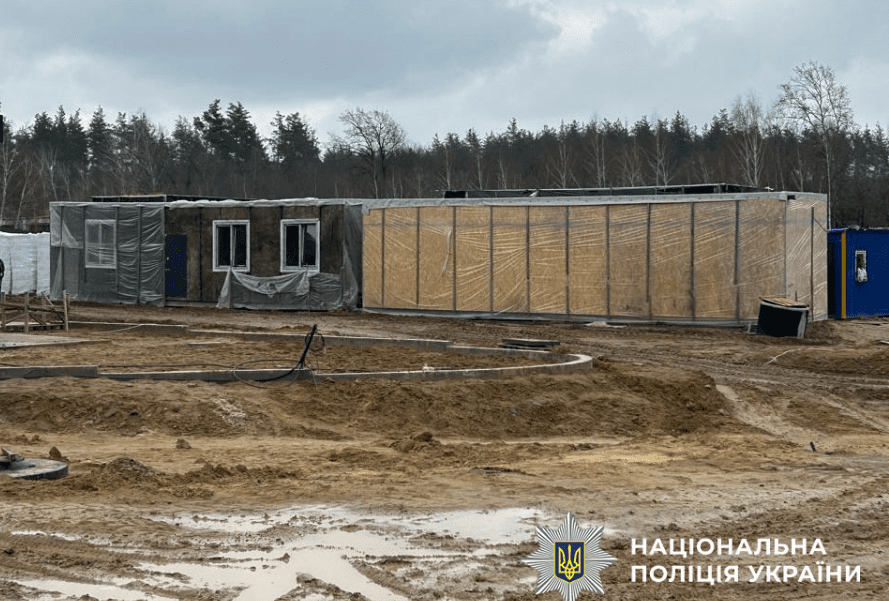 Директора столичної компанії підозрюють у привласненні 4 млн грн благодійних коштів на будівництві модульних будинків