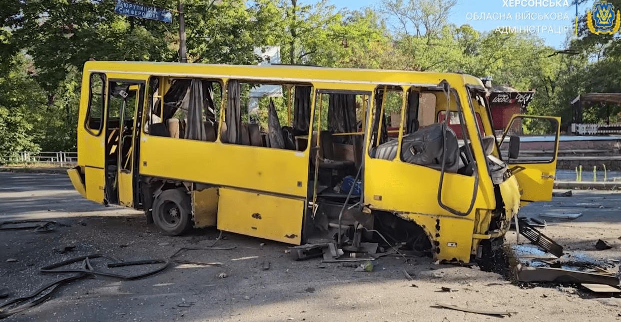 На Херсонщині ворожий дрон вбив трьох цивільних, у місті артобстрілом пошкоджено маршрутку