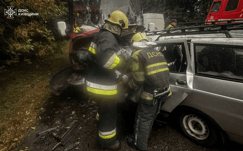 На Київщині внаслідок зіткнення маршрутки та автівки одна особа загинула, четверо постраждали (фото)