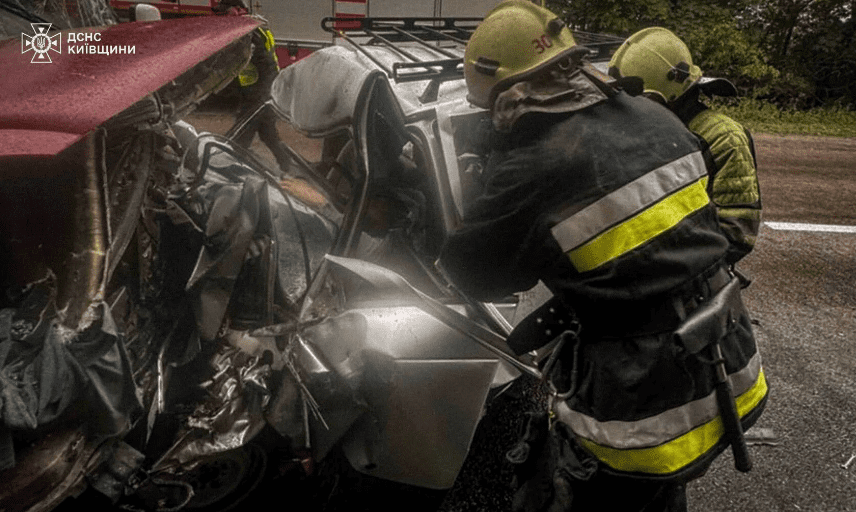 На Білоцерківщині внаслідок зіткнення маршрутки та автівки одна особа загинула, четверо постраждали (фото)