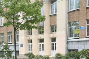 В пошкодженій росіянами школі у Відрадному за 5,9 млн гривень замінять вікна