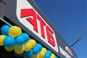 Відбудований після обстрілу магазин «АТБ» знову приймає покупців у Стоянці Відбудований після обстрілу магазин «АТБ» знову приймає покупців у Стоянці