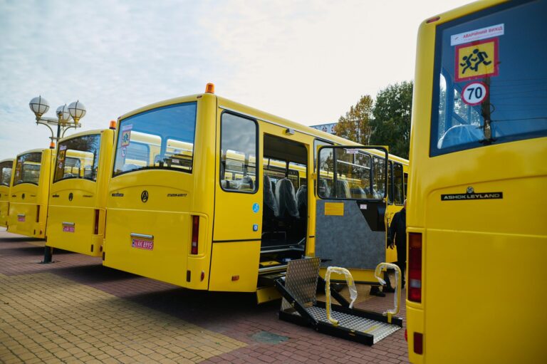 Десять громад Київщини отримали нові шкільні автобуси Десять громад Київщини отримали нові шкільні автобуси