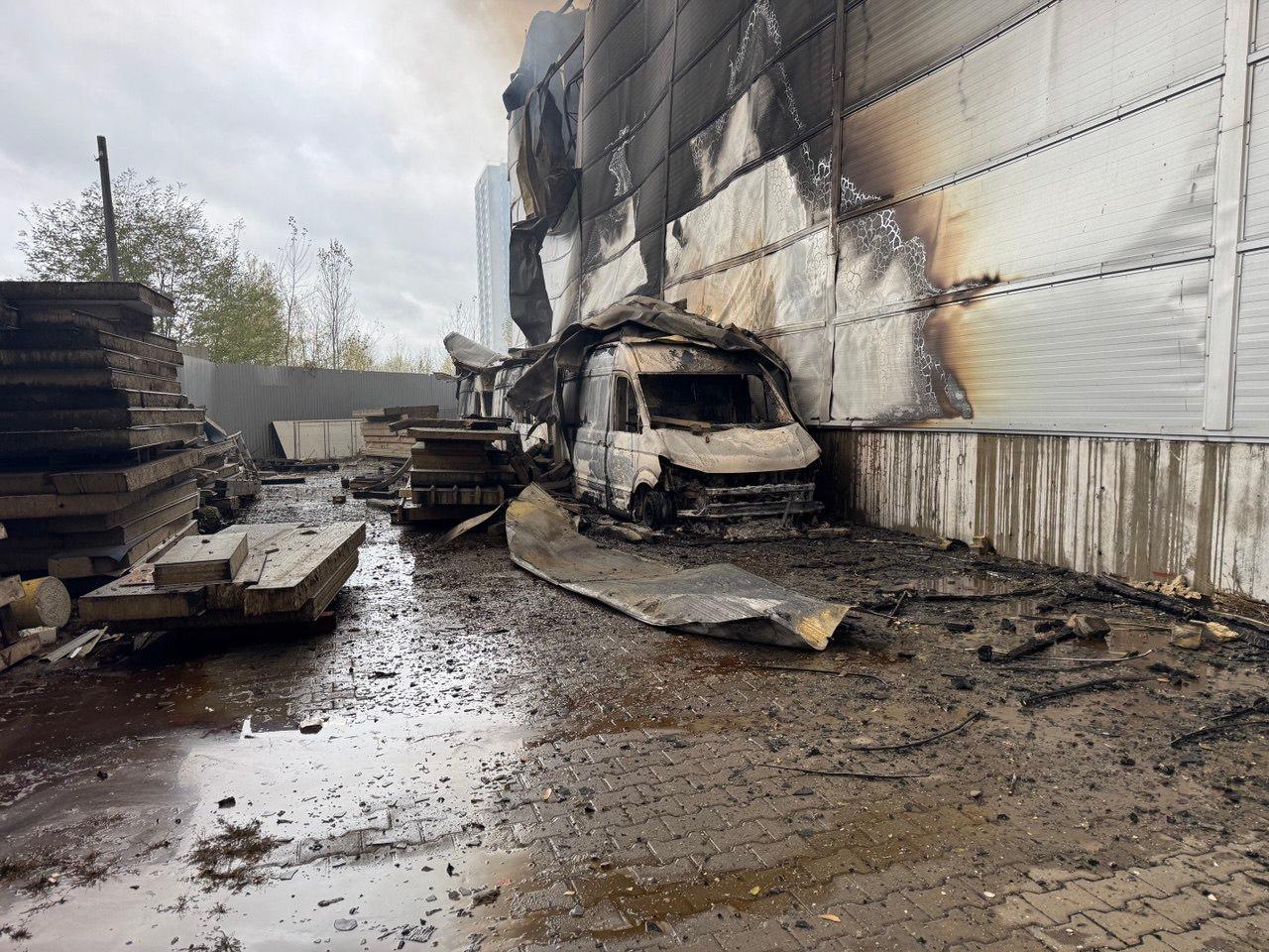 Під час атаки на Київ в ніч на 25 жовтня на виробничому підприємстві було пошкоджено два десятка “швидких” (фото)