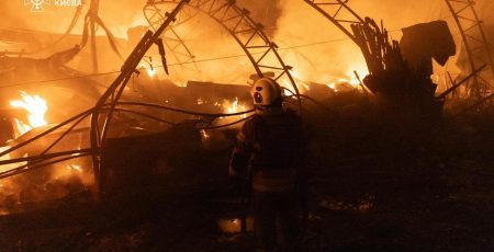 Внаслідок ударів БпЛА по Києву 7 людей постраждали, в Оболонському та Подільському районах пошкоджені житлові будинки (фото) Внаслідок ударів БпЛА по Києву 7 людей постраждали, в Оболонському та Подільському районах пошкоджені житлові будинки (фото)