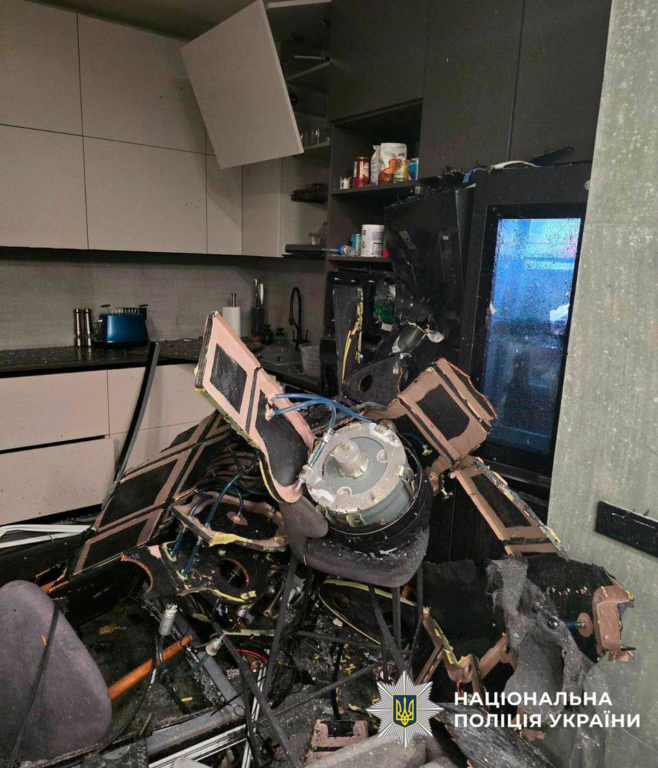 Столичні вибухотехніки вилучили 2 нерозірвані БпЛА з квартири та балкону, які влетіли у багатоквартирні будинки (фото)