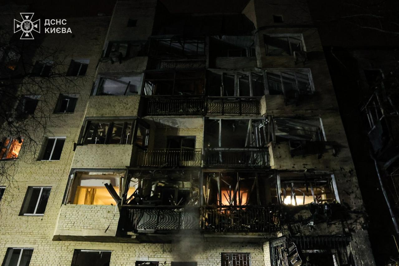 Внаслідок ворожих ударів БпЛА в Оболонському та Подільському районах пошкоджені житлові будинки, 7 людей постраждали (фото)