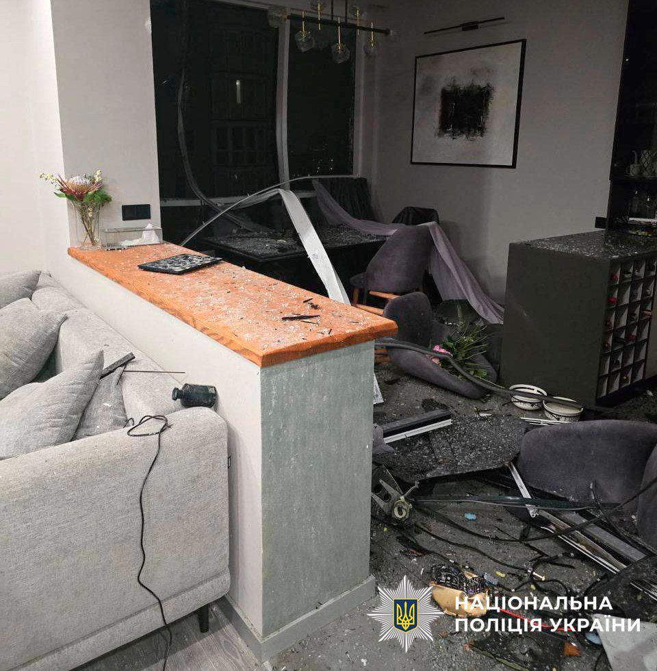 Столичні вибухотехніки вилучили 2 нерозірвані БпЛА з квартири та балкону, які влетіли у багатоквартирні будинки (фото)