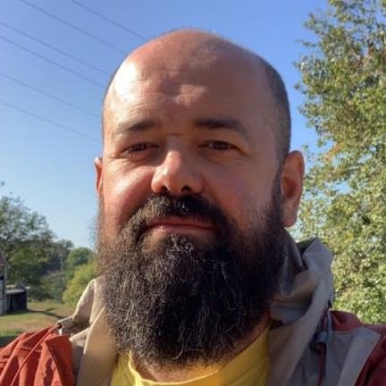 Денис Блощинський, лідер гурту “Nesprosta”, співзасновник “Івент-агенції 42” та Фонду соціальних інновацій “З країни в Україні” Денис Блощинський, лідер гурту “Nesprosta”, співзасновник “Івент-агенції 42” та Фонду соціальних інновацій “З країни в Україні”