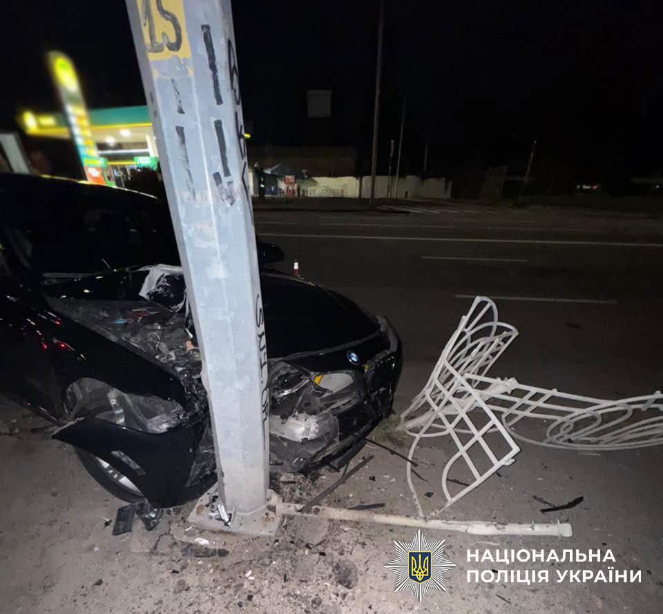 У Києві працівник автомийки викрав BMW клієнта та потрапив в ДТП (фото) У Києві працівник автомийки викрав BMW клієнта та потрапив в ДТП (фото)