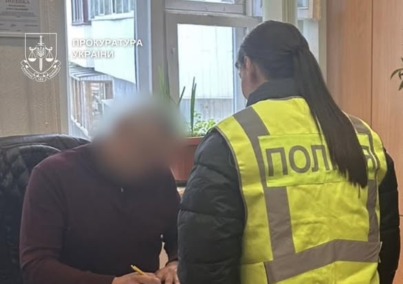 Посадовця КП ШЕУ Подільського району підозрюють у придбанні неякісних антипаркувальні стовпчиків на майже 1,5 млн грн