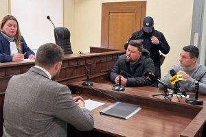 Суд обирав запобіжні заходи двом поліцейським підозрюваним у побитті чоловіка біля Голосіївського ТЦК Суд обирав запобіжні заходи двом поліцейським підозрюваним у побитті чоловіка біля Голосіївського ТЦК