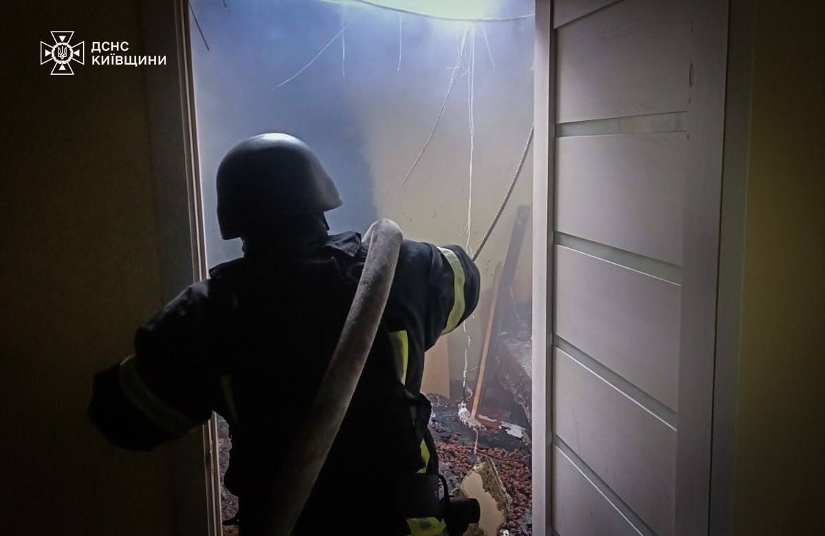 Через російську атаку БпЛА на Бучанський та Вишгородський райони виникла пожежа у 2-поверховій будівлі (фото)
