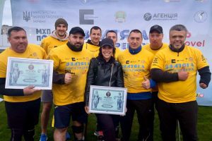 На Київщини команда ветеранів встановила національний рекорд, протягнувши автобуси з пасажирами На Київщини команда ветеранів встановила національний рекорд, протягнувши автобуси з пасажирами