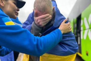69 обмін: Україна повернула 205 військових та цивільних громадян (фото, відео) 69 обмін: Україна повернула 205 військових та цивільних громадян (фото, відео)