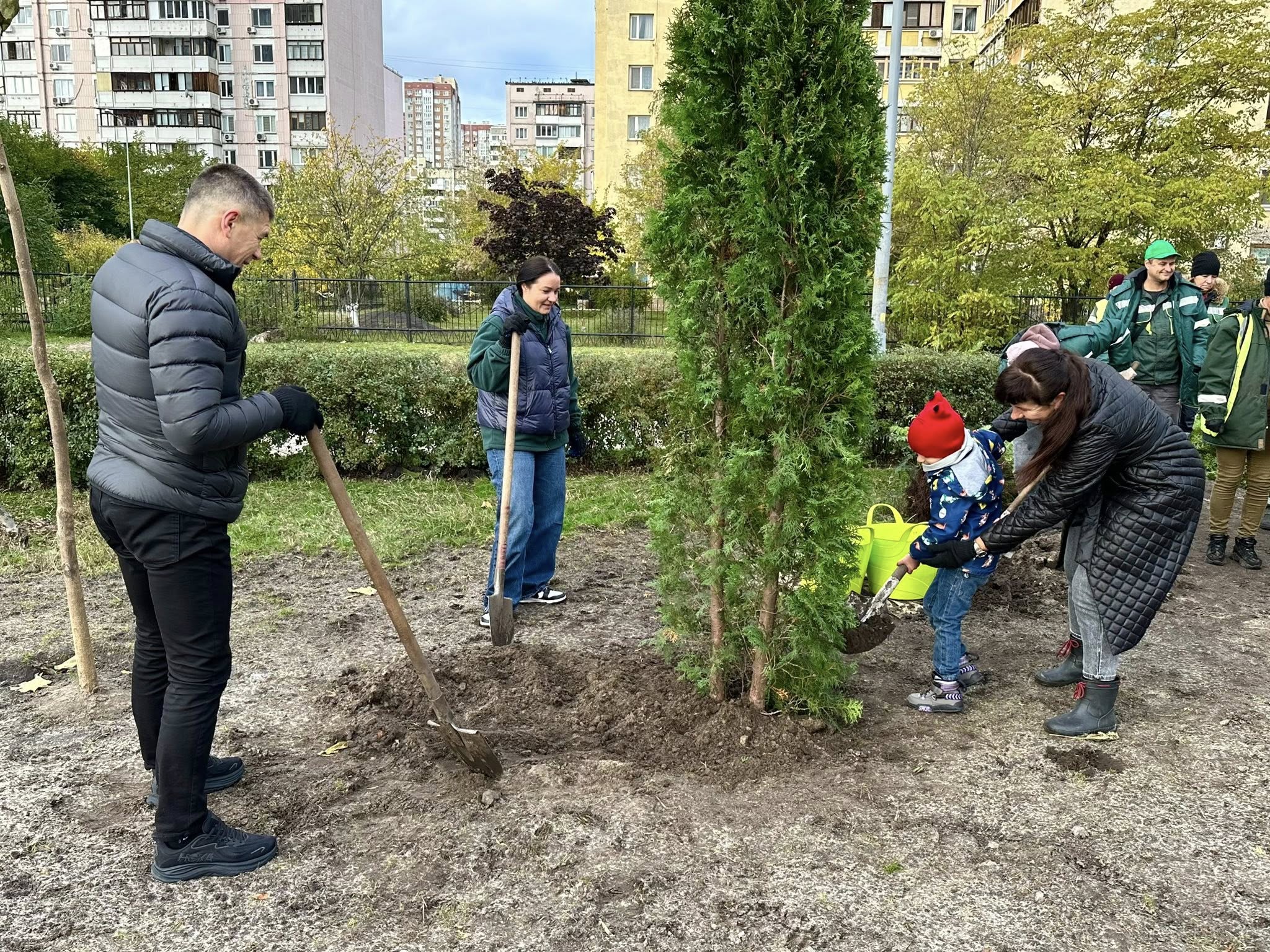 Фахівці "Київзеленбуда" прикрасили туями сквер на проспекті Григоренка (фото)