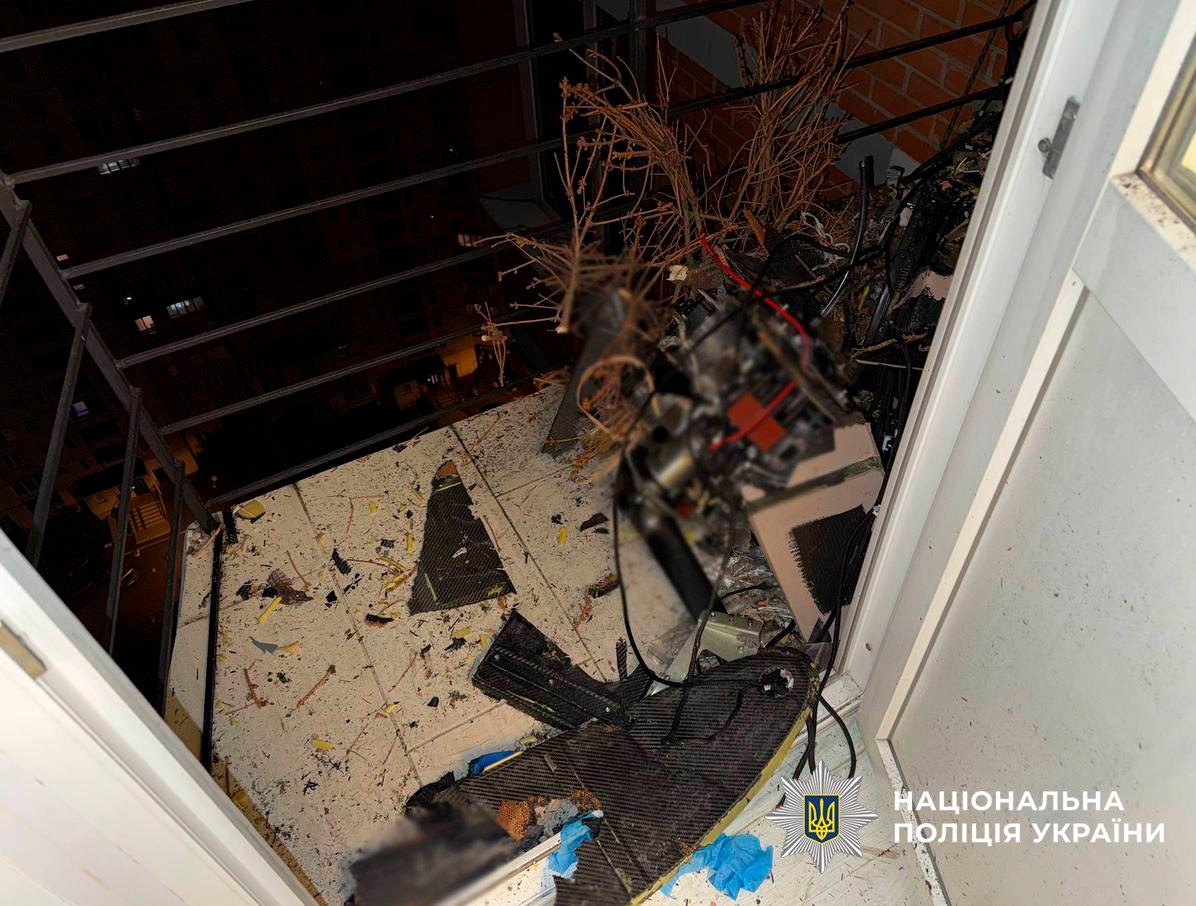 Столичні вибухотехніки вилучили 2 нерозірвані БпЛА з квартири та балкону, які влетіли у багатоквартирні будинки (фото)
