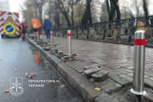 Експосадовця КП ШЕУ Подільського району підозрюють у придбанні неякісних антипаркувальні стовпчиків на майже 1,5 млн грн Експосадовця КП ШЕУ Подільського району підозрюють у придбанні неякісних антипаркувальні стовпчиків на майже 1,5 млн грн
