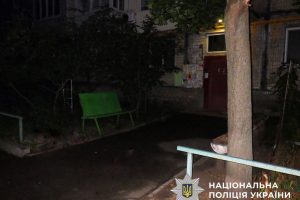 У Києві молодик порізав ножем перехожого, який відмовив пригостити його сигаретою У Києві молодик порізав ножем перехожого, який відмовив пригостити його сигаретою