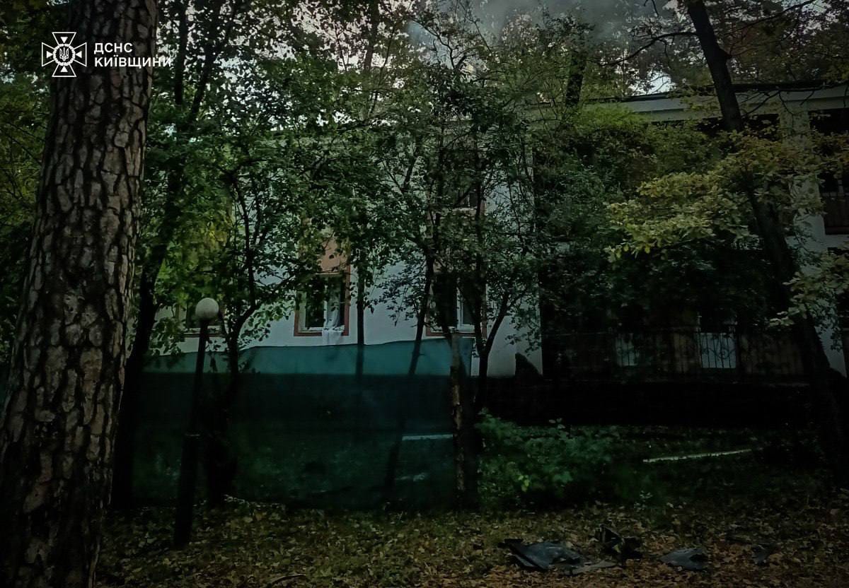 Через російську атаку БпЛА на Бучанський та Вишгородський райони виникла пожежа у 2-поверховій будівлі
