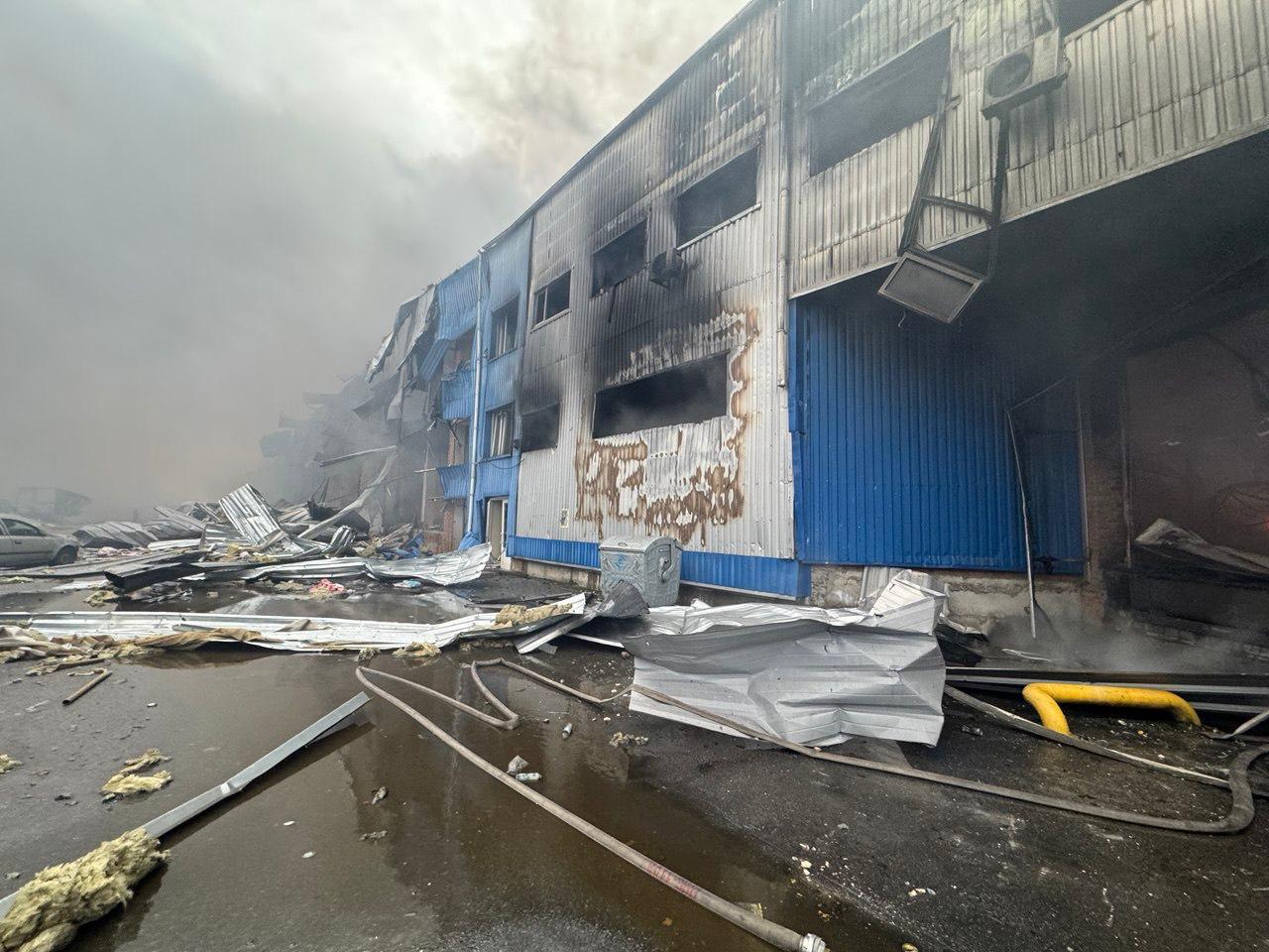 Під час атаки на Київ в ніч на 25 жовтня на виробничому підприємстві було пошкоджено два десятка “швидких” (фото)