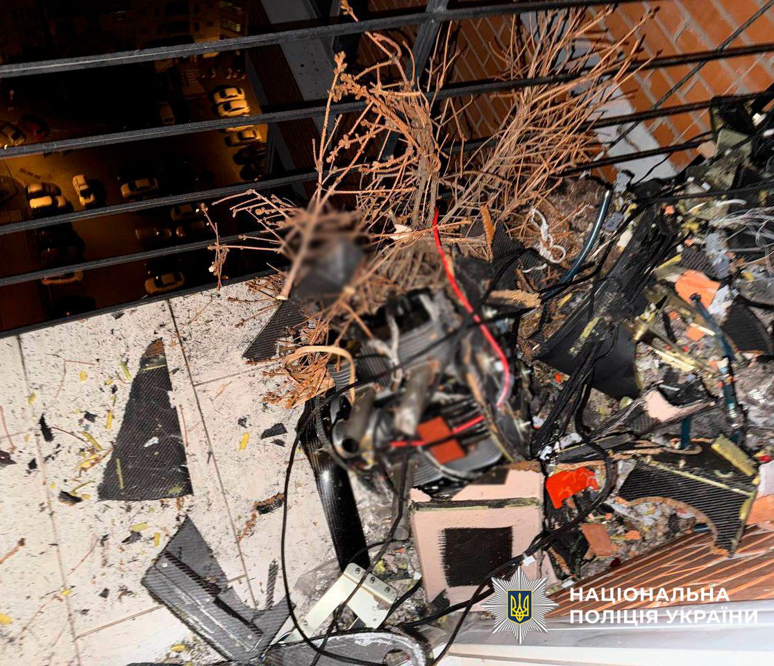 Столичні вибухотехніки вилучили 2 нерозірвані БпЛА з квартири та балкону, які влетіли у багатоквартирні будинки (фото)